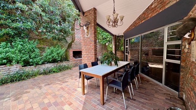 To Let 4 Bedroom Property for Rent in Bonza Bay Eastern Cape